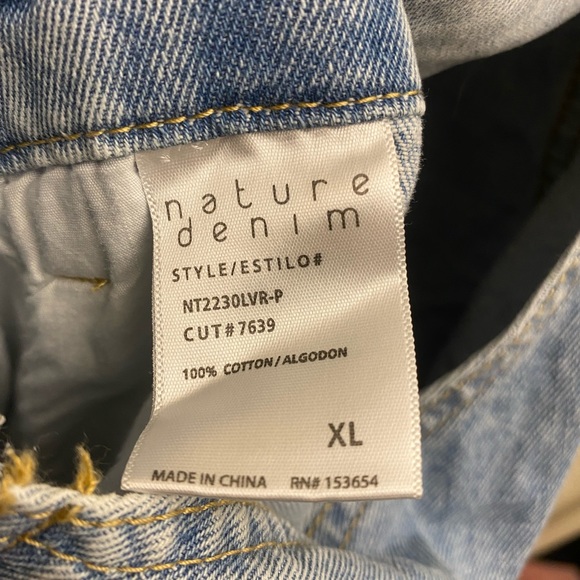 TIMELESS SMILE DISTRESSED MEDIUM WASH DENIM OVERALL SHORTS - Size Large - Picture 8 of 10